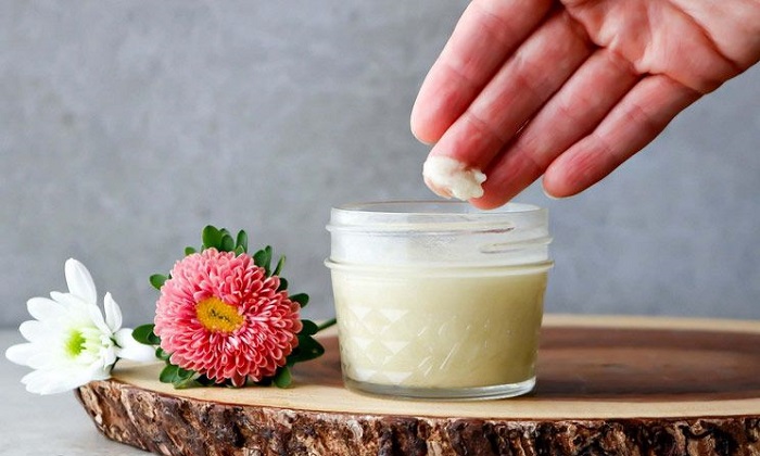 بهبود ترکهای پوست با یک کرم دستساز بهبود ترکهای پوست با یک کرم دستساز