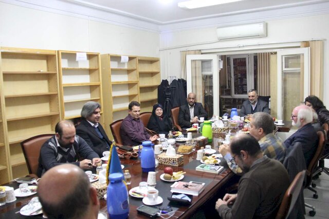 سنگ&zwnj;اندازی&zwnj; و هجمه&zwnj; تحریم در جشنواره شعر فجر