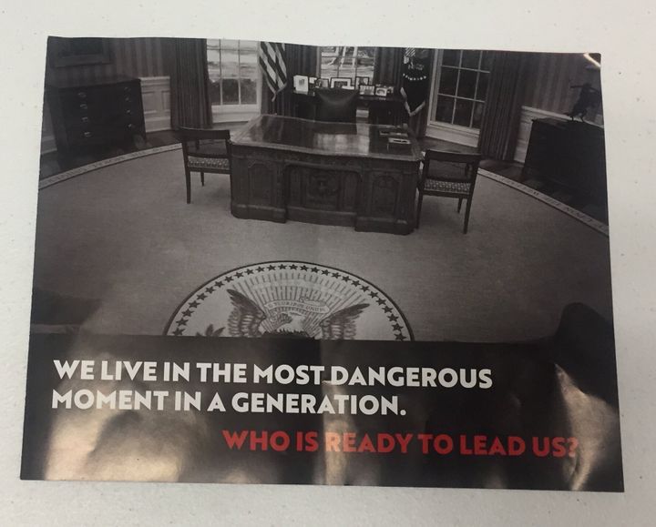 عکس رهبری و روحانی روی جزوه تبلیغاتی عکس رهبری و روحانی روی جزوه تبلیغاتی