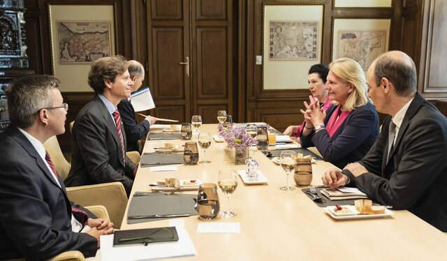 گفت&zwnj;وگوی وزیر خارجه اتریش و سفیر آمریکا درباره تحریم&zwnj;های نفتی ایران