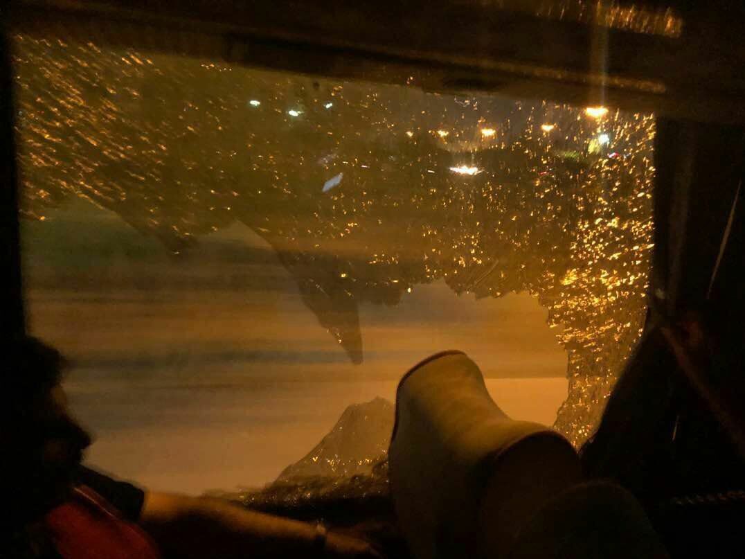 حمله هواداران سپاهان به اتوبوس بازیکنان پرسپولیس حمله هواداران سپاهان به اتوبوس بازیکنان پرسپولیس