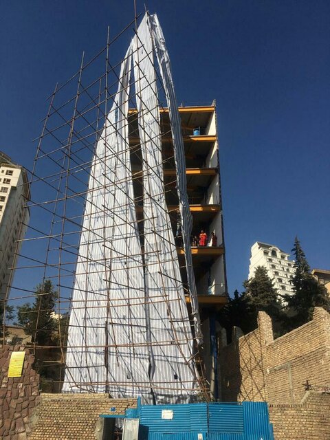 مهار به موقع داربست های در حالت ریزش ساختمانِ 9 طبقه (+عکس)