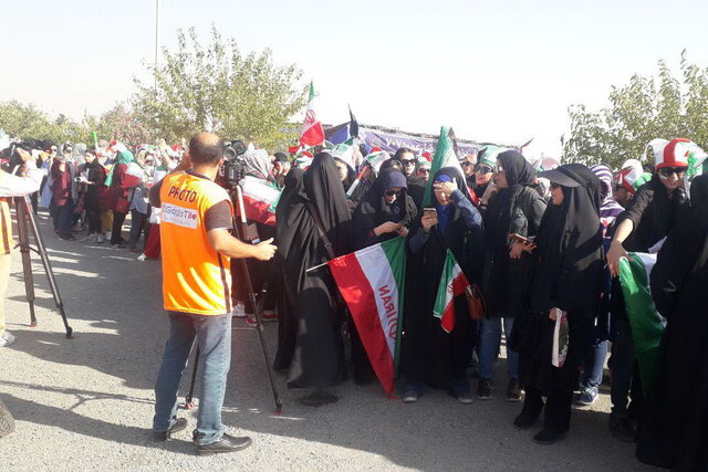 حاشیه دیدار ایران-کامبوج: پذیرایی از هواداران زن تیم ملی با شربت و هندوانه