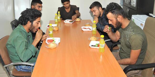 تسلیم 24 شبه نظامی کرد به ارتش ترکیه (+عکس)