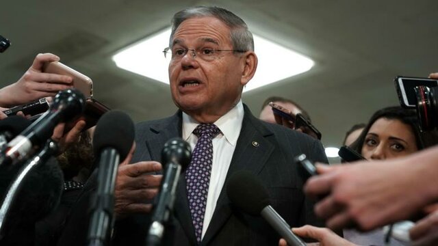 سناتور منندز: پامپئو در موضوع سوریه انگار در یک جهان موازی دیگر زندگی می&zwnj;کند!