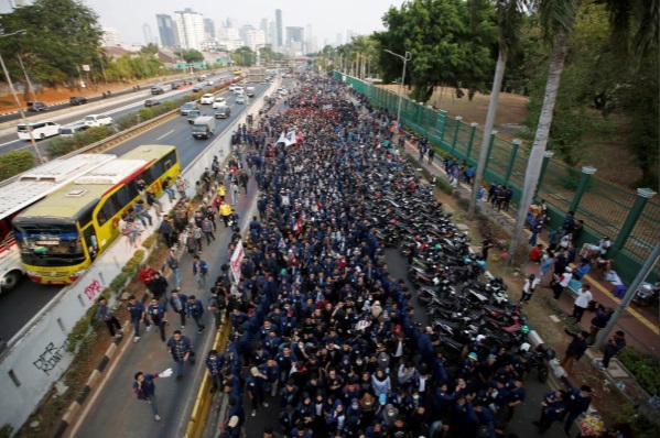 تظاهرات مردم اندونزی علیه قانون جنجالی روابط جنسی خارج از ازدواج تظاهرات مردم اندونزی علیه قانون جنجالی روابط جنسی خارج از ازدواج