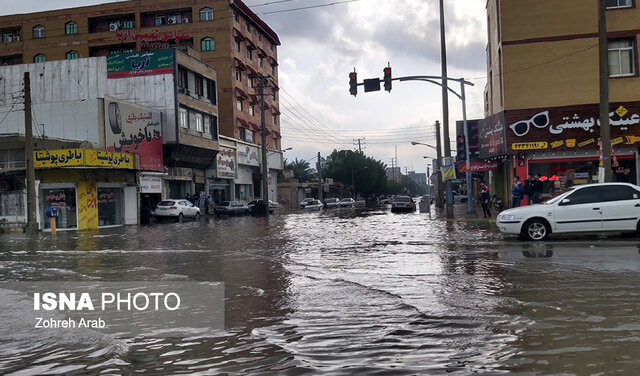 آبگرفتگی معابر در بوشهر/ خودروهایی که غرق می شوند