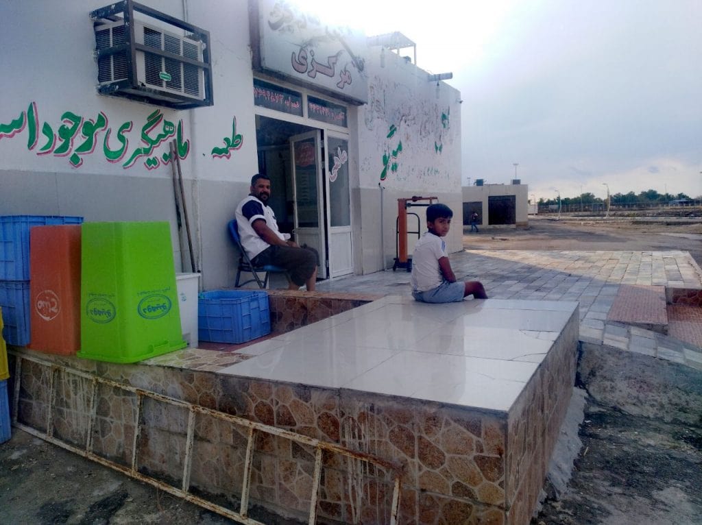 گزارشی از زیست بومیان و کارگران مهاجر در منطقه آزاد: مطرودان کیش