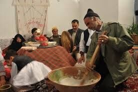 کف زنی در گناباد (خراسان رضوی) سنت به یادگار مانده شب یلدا