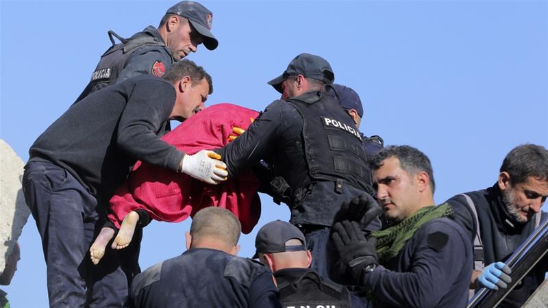 نجات آسیب&zwnj;دیدگان زلزله در آلبانی (+عکس)