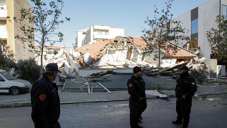 نجات آسیب&zwnj;دیدگان زلزله در آلبانی (+عکس)