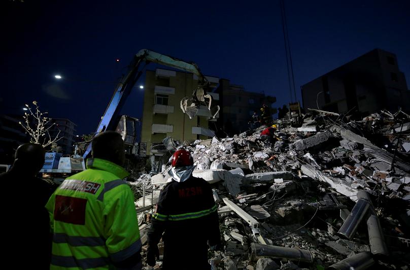 نجات آسیب&zwnj;دیدگان زلزله در آلبانی (+عکس)