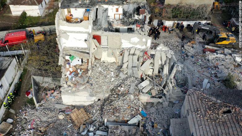 نجات آسیب&zwnj;دیدگان زلزله در آلبانی (+عکس)