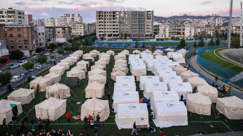 نجات آسیب&zwnj;دیدگان زلزله در آلبانی (+عکس)