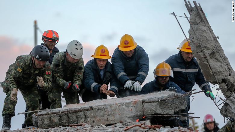 نجات آسیب&zwnj;دیدگان زلزله در آلبانی (+عکس)