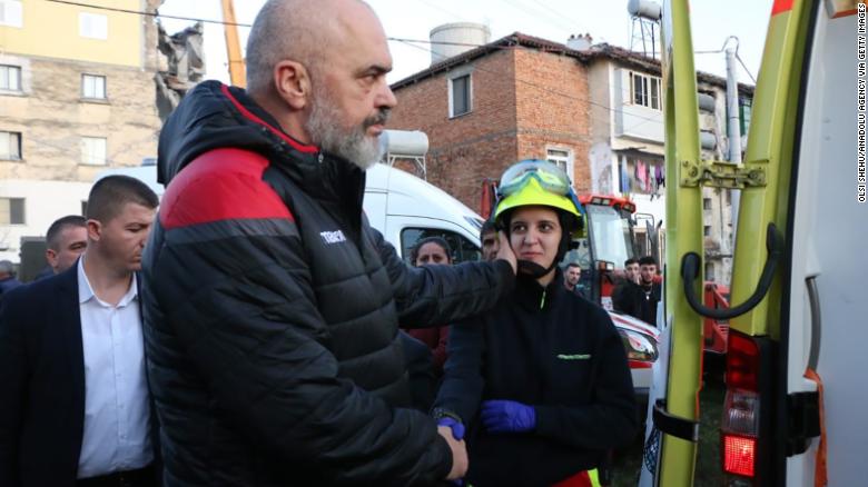 نجات آسیب&zwnj;دیدگان زلزله در آلبانی (+عکس)