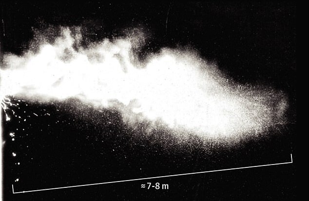 تحقیقات جدید: از افراد مبتلا به کرونا ۸ متر فاصله بگیرید