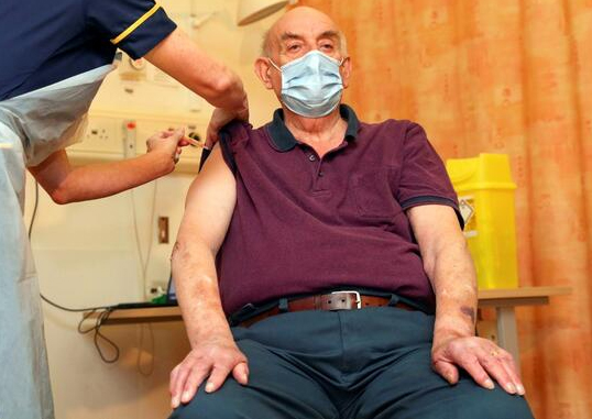 تزریق نخستین دوز واکسن کرونا آکسفورد به شهروند بریتانیایی (+عکس)