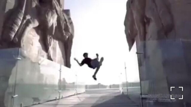 عذرخواهی نوجوان پارکورباز از انجام حرکات نمایشی در تخت&zwnj; جمشید