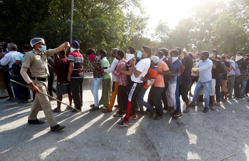 هند؛ مالیات کرونایی بر نوشیدنیهای الکلی/ مردم برای خرید تجمع نکنند هند؛ مالیات کرونایی بر نوشیدنیهای الکلی/ مردم برای خرید تجمع نکنند