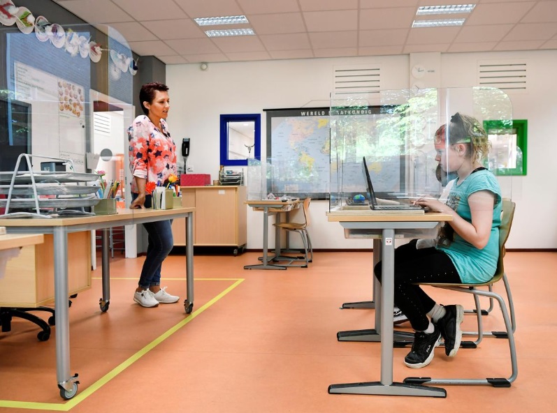 بازگشایی مدارس هلند با حفاظهای پلاستیکی (+عکس) بازگشایی مدارس هلند