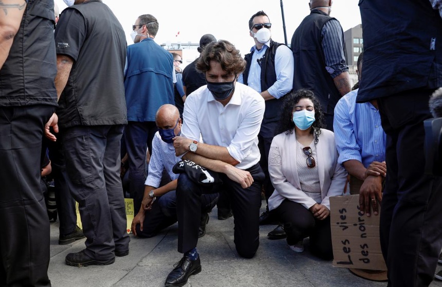 حضور ترودو در تظاهرات ضدنژپژادپرستی/ تبعیض پلیس کانادا علیه بومیان پایان یابد ترودو در تظاهرات ضد نزادپرستی زانو زد