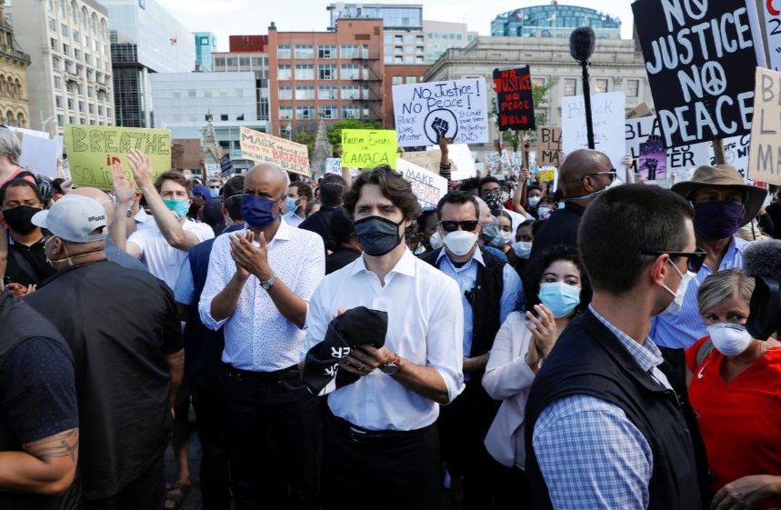 حضور ترودو در تظاهرات ضدنژپژادپرستی/ تبعیض پلیس کانادا علیه بومیان پایان یابد ترودو در تظاهرات ضدنزادپرستی