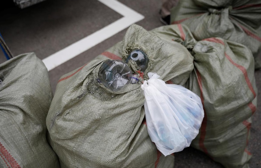 کره شمالی بسته ارسالی بطری برنج برای مردم کره شمالی