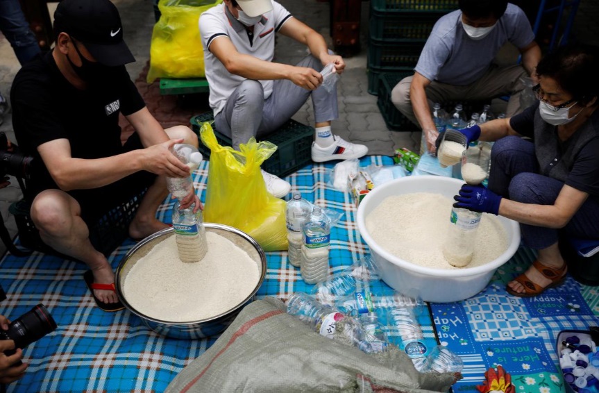 کره شمالی بسته بندی برنج در بطری برای کره شمالی