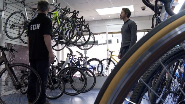 کرونا؛ عامل انقلاب در رفت و آمد شهری/ افزایش پیاده روی و دوچرخهسواری در جهان یک دوچرخه فروشی در بریتانیا