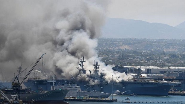 آتش&zwnj;سوزی و انفجار در عرشه ناو جنگی آمریکا؛ دست&zwnj;کم ۲۱ نفر زخمی شدند (+ فیلم)