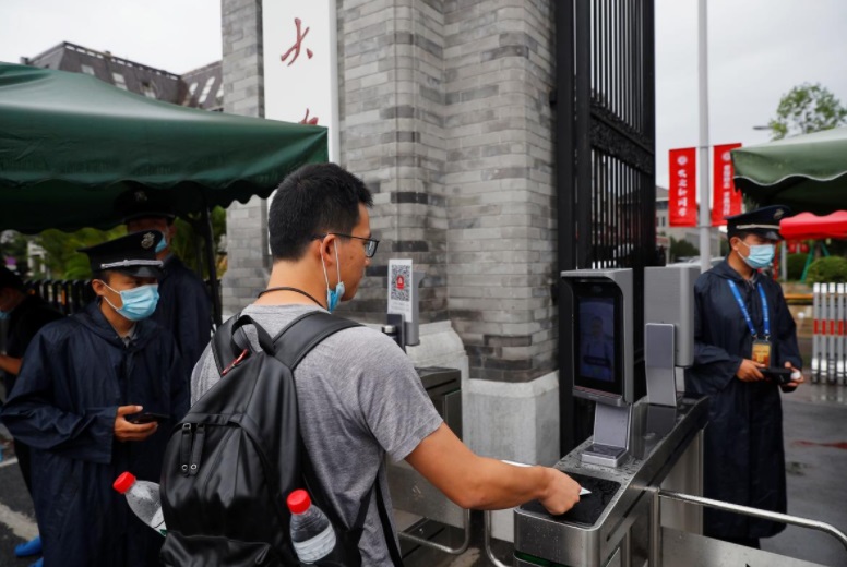 شرط جدید بازگشایی دانشگاه در چین: رزرو زمان حمام و استفاده از دستگاه&zwnj; تشخیص چهره