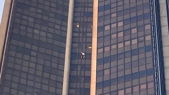 دستگیری مردی که از بلندترین آسمانخراش پاریس بالا رفت دستگیری مردی که از بلندترین آسمانخراش پاریس بالا رفت