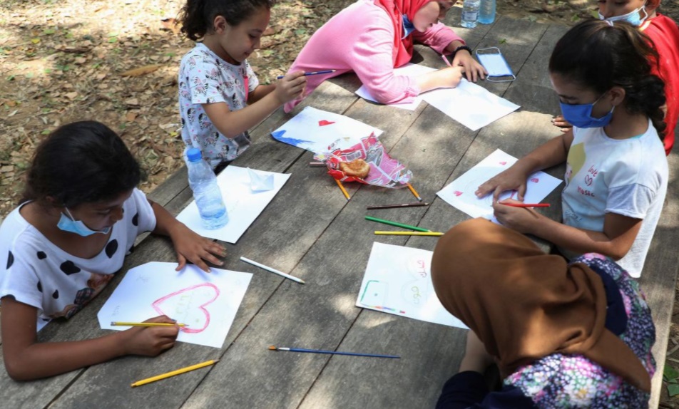 کودکان در حال نقاشی پس از انفجار بیروت