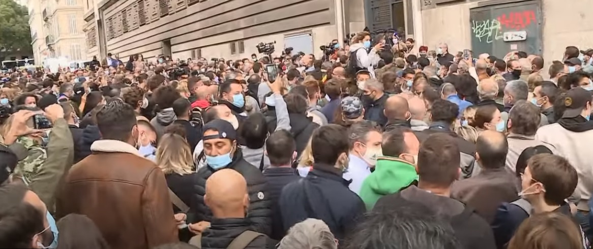 کرونا در فرانسه/ عبور مبتلایان از مرز 500 هزار نفر/ اعتراض به تعطیلی رستورانها در مارسی اعتراض به تعطیلی رستورانها در فرانسه