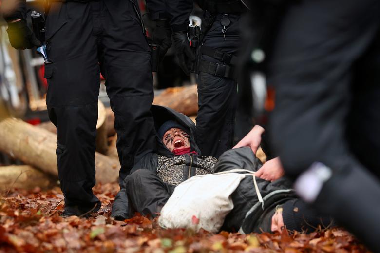 معترضان به ساخت بزرگراه در میان جنگل&zwnj;های آلمان (+عکس)