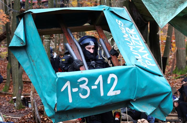 معترضان به ساخت بزرگراه در میان جنگل&zwnj;های آلمان (+عکس)