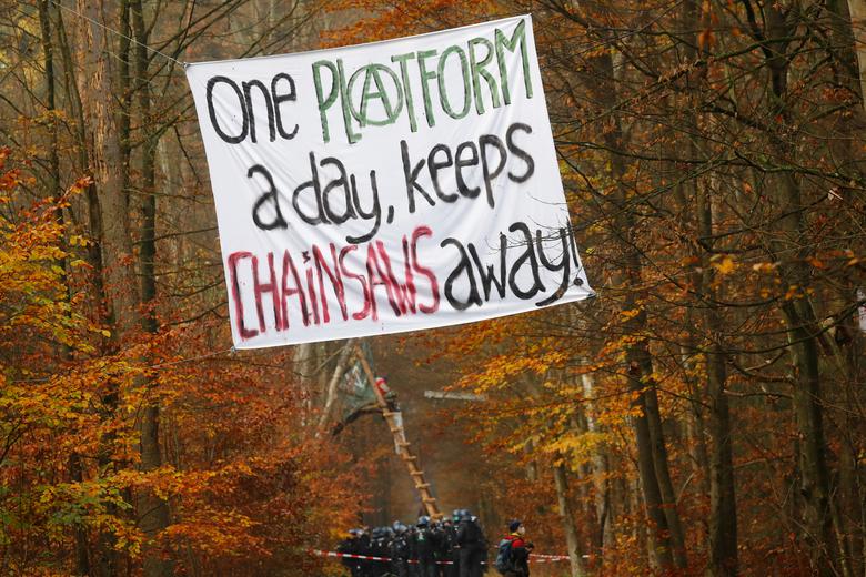 معترضان به ساخت بزرگراه در میان جنگل&zwnj;های آلمان (+عکس)