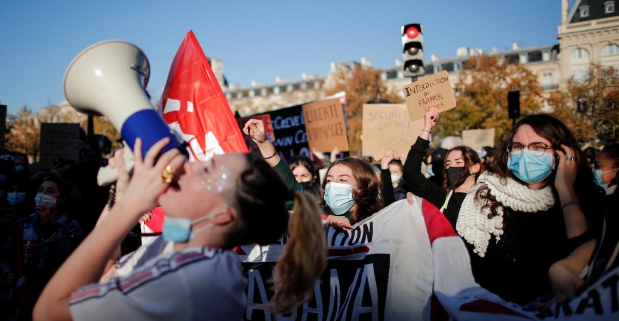 تظاهرات علیه خشونت پلیس فرانسه/ شلیک گاز اشکآور، درگیری فیزیکی و بازداشت معترضان تظاهرات علیه خشونت پلیس فرانسه/ شلیک گاز اشکآور، درگیری فیزیکی و بازداشت معترضان