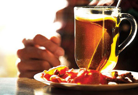 نوشیدنی های مناسب برای زمستان (+طرز تهیه) چای سیب دارچین