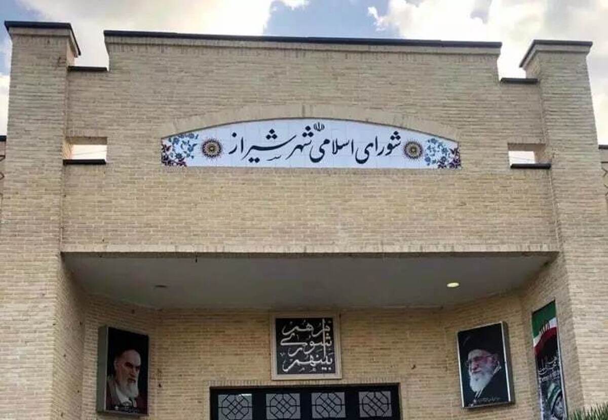 رئیس کمیسیون فرهنگی شورای شهر شیراز: حدود 7 یا 8 نفر از اعضای شورای شهر گوشی تلفن ۴۰ میلیون تومانی دریافت کرده‌اند/ اعضایی که گوشی دریافت کرده اند هزینه آن را شخصا پرداخت کنند