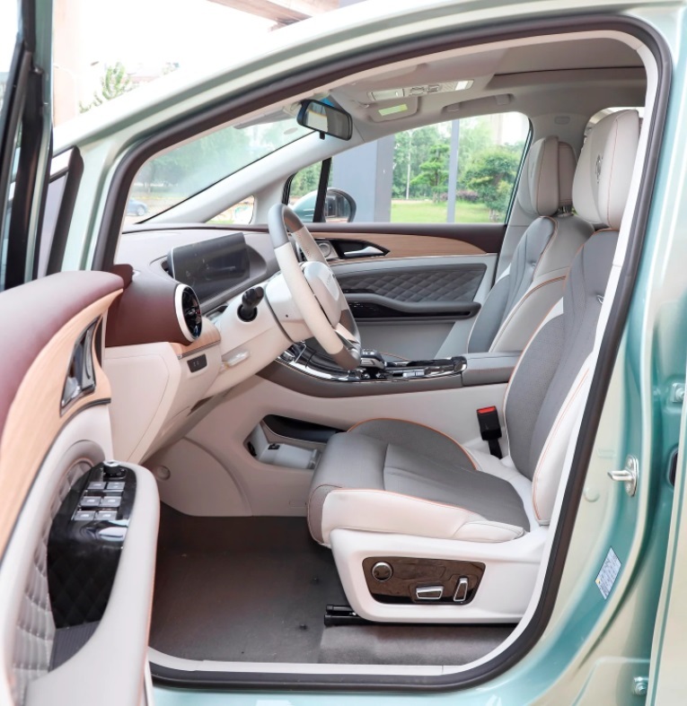 نگاهی به سوبا M4 یک 7 نفره لوکس، محصولی از خودروسازی فردا (+عکس) نگاهی به سوبا M4 یک 7 نفره لوکس، محصولی از خودروسازی فردا (+عکس)