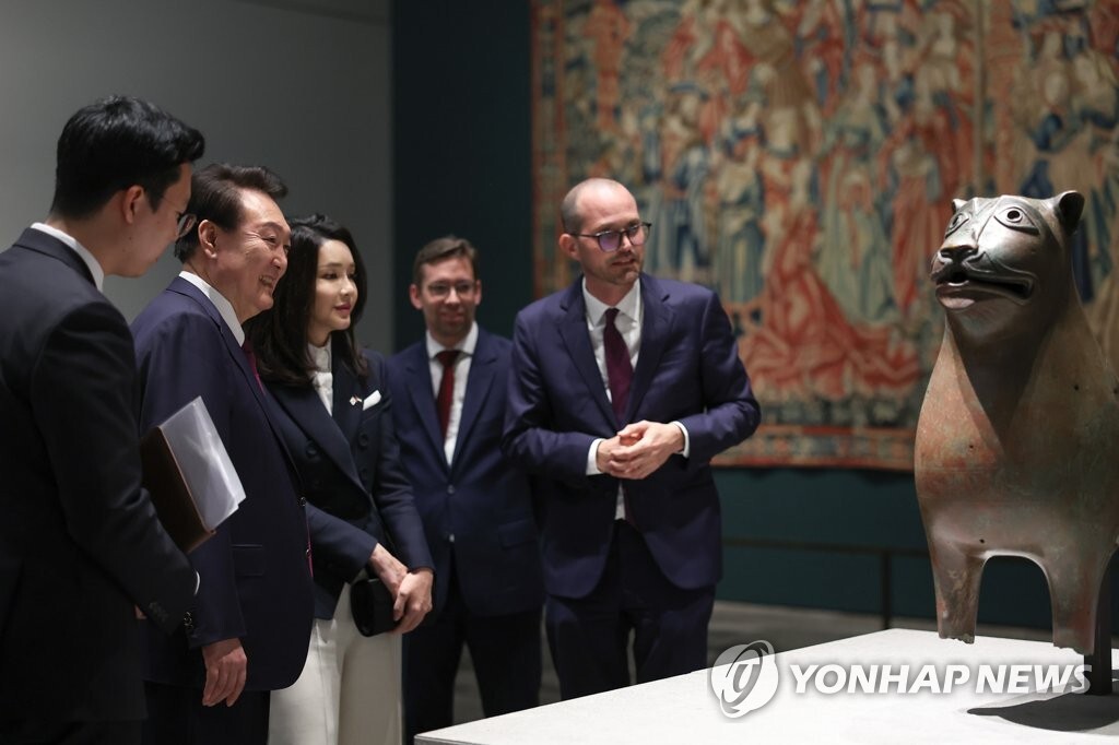 سفر رئیس جمهوری کره جنوبی به امارات (+عکس) سفر رئیس جمهوری کره جنوبی به امارات (+عکس)