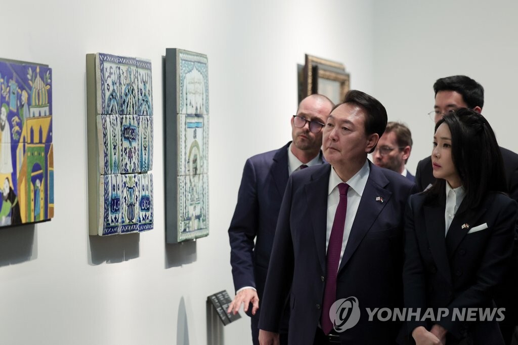 سفر رئیس جمهوری کره جنوبی به امارات (+عکس) سفر رئیس جمهوری کره جنوبی به امارات (+عکس)