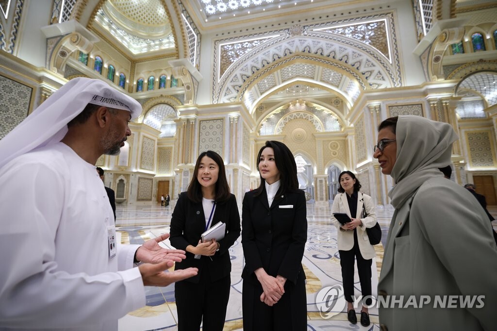 سفر رئیس جمهوری کره جنوبی و همسرش به امارات (عکس) سفر رئیس جمهوری کره جنوبی و همسرش به امارات (عکس)