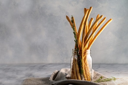 طرز تهیه نان گریسینی؛ نان نازک و ترد ایتالیایی طرز تهیه نان گریسینی؛ نان نازک و ترد ایتالیایی