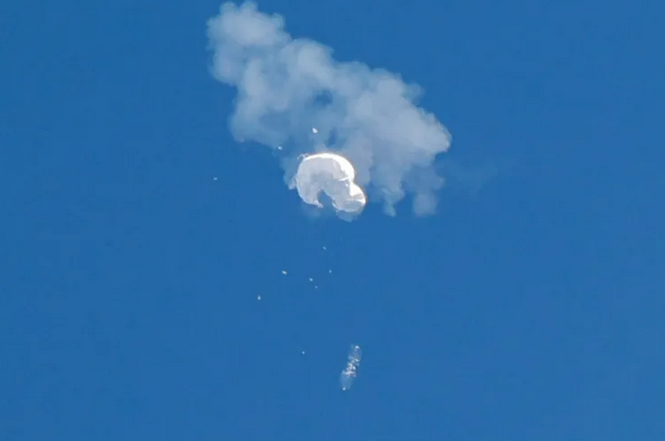 لحظه سرنگونی بالن چین در آسمان آمریکا (عکس) لحظه سرنگونی بالن چین در آسمان آمریکا (عکس)