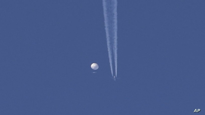 لحظه سرنگونی بالن چین با شلیک جنگنده آمریکایی (عکس) لحظه سرنگونی بالن چین با شلیک جنگنده آمریکایی (عکس)