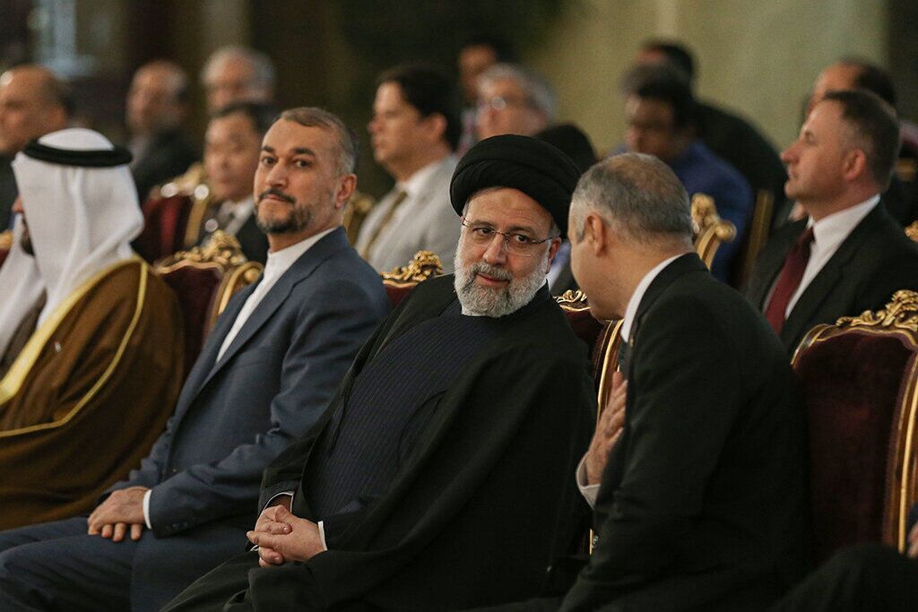 انتقاد نشریه آمریکایی « پولیتیکو» از حضور سفرای لهستان و مجارستان در جشن سالگرد انقلاب ایران