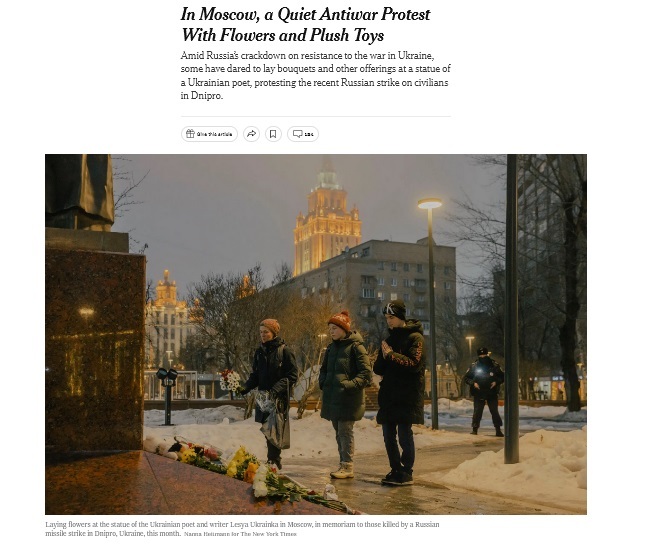 اعتراض علیه جنگ اوکراین با گل اعتراض علیه جنگ اوکراین با گل